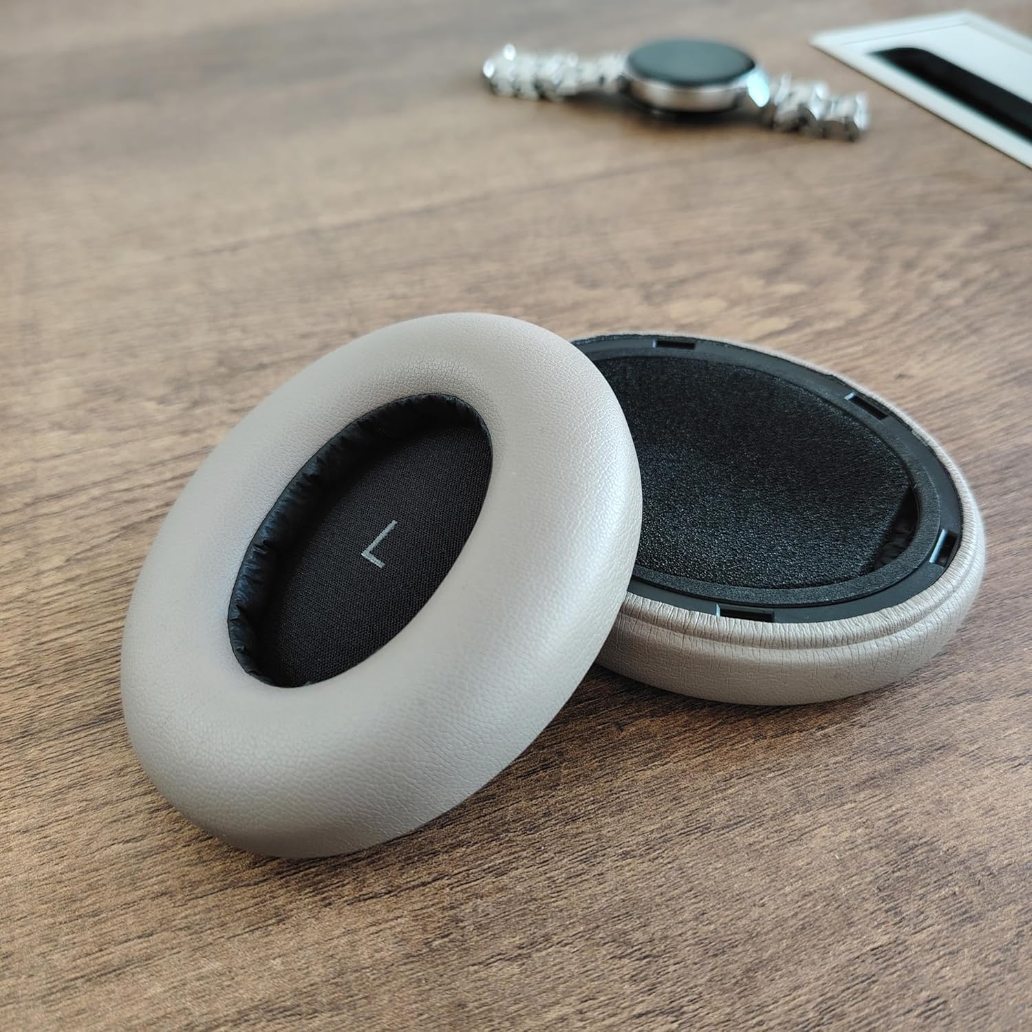 Sennheiser Headphone Momentum 4 - แผ่นรองหูฟังแบบนุ่มพร้อมสายคาดศีรษะสำหรับเปลี่ยนสำหรับหูฟังไร้สาย Sennheiser Momentum 4 - แผ่นรองหูฟังตามหลักสรีรศาสตร์